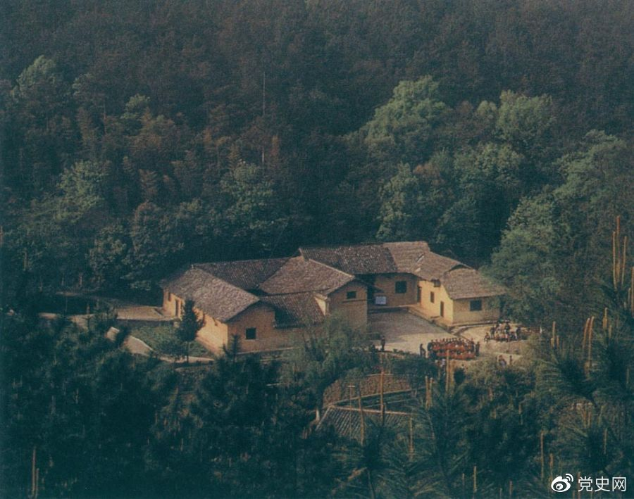 毛澤東故居——湖南省湘潭縣韶山?jīng)_上屋場(chǎng)。1893年12月26日，毛澤東在這里誕生。